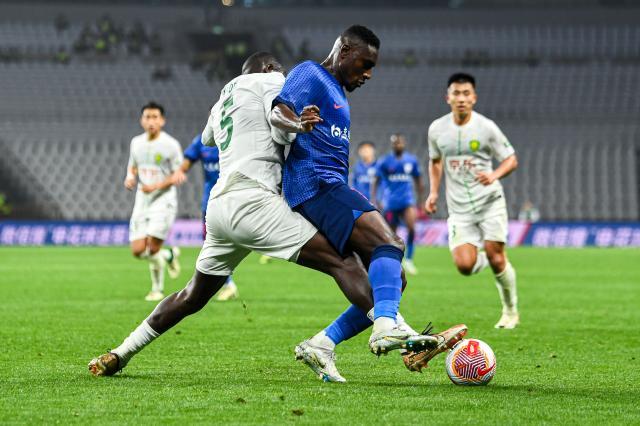 半岛体育官方网站-场外风波影响状态？国安双外援中卫终结申花5连胜