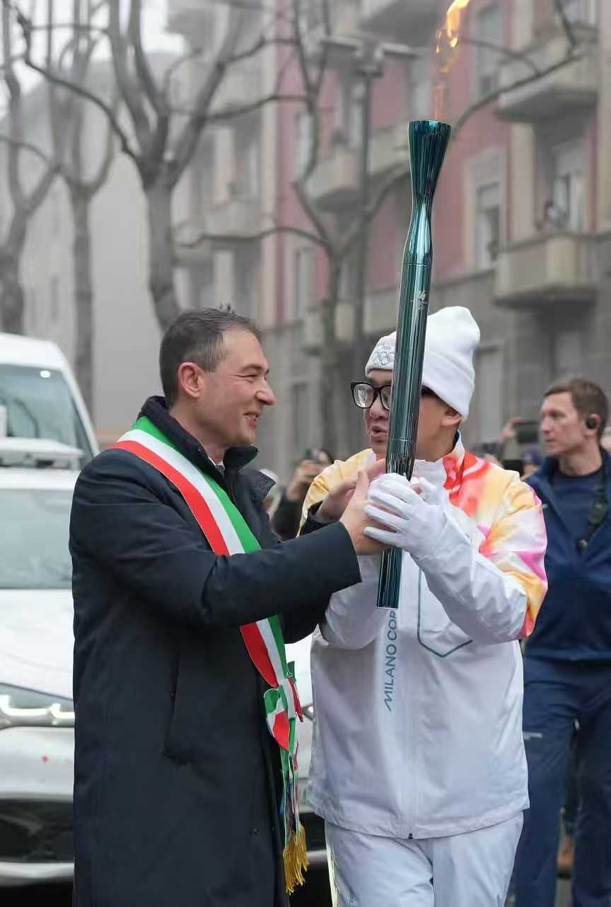 半岛体育官方入口-连线米兰冬奥会上的中国火炬手：我亲吻了奥运火炬