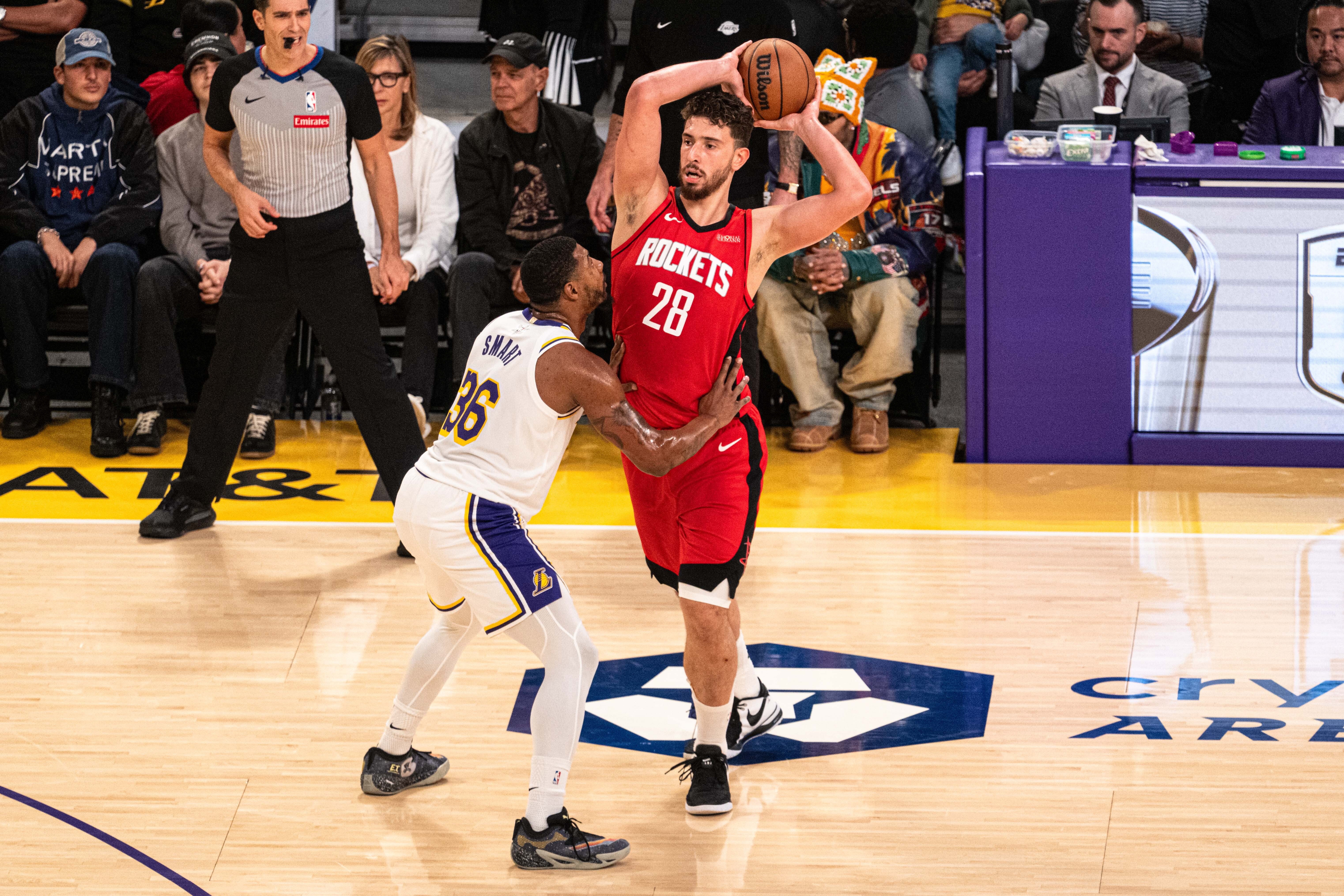 半岛体育在线官网-A·史密斯：湖人留在第3打狼队太难了 不如掉到第4打没控卫的火箭